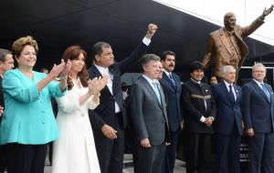 La estatua de Néstor Kirchner al ingreso de la sede de Unasur en Ciudad del Medio, inaugurada durante la cumbre