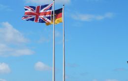 Las banderas de Alemania y el Reino Unido flamearán toda la semana en las Falklands 