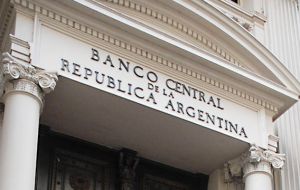 Los fondos especulativos alegan que el Banco central argentino es una extensión del gobierno por sus aportes al Tesoro y remoción de su directorio 