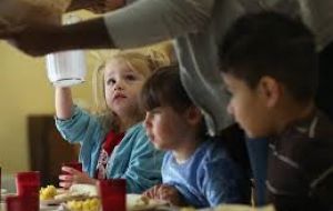 “Feeding Britain” afirma que cuatro millones de personas corren riesgo de pasar hambre y medio millón de niños viven en hogares donde falta comida.