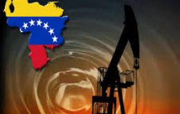 ”Una caída en los precios de petróleo hasta los 60 dólares (por barril) aumentaría de forma significante el riesgo de impago” en Venezuela