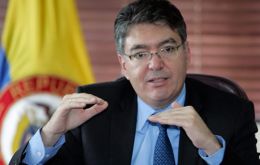 El ministro de Hacienda Mauricio Cárdenas, agradeció a los parlamentarios la aprobación de la iniciativa, a pesar de la oposición del senador Uribe 