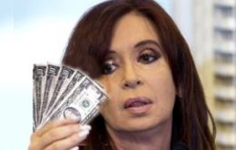 Cristina Fernández parece tener dólares para joyas; los mismos dólares que en Argentina cuesta conseguir