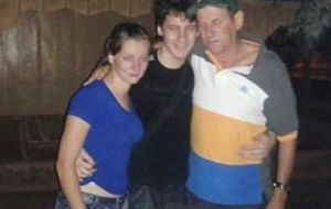 Arlan Fick con su padre y su hermana tras la liberación en la noche del jueves