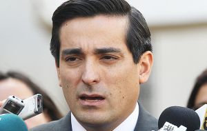 El ministro del interior Rodrigo Peñalillo calificó las detonaciones como ”inaceptables y condenables