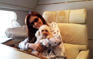 También presentó a su mascota 'Lolita' y anunció que mascotas pequeñas (gatos y perros) podrán viajar con sus familias en Aerolíneas en vuelos de cabotaje 