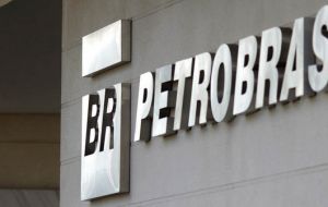 “Las referidas empresas serán temporalmente impedidas de firmar contratos y de participar en licitaciones de Petrobras”, según el comunicado de la petrolera