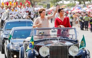 La presidenta es saludada por el público mientras avanza en el Rolls Royce abierto desde el Congreso al Palacio del Planalto 