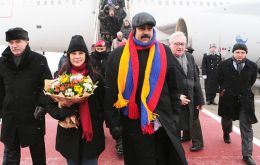 El presidente venezolano arropado para el frío de Moscú pero siempre con los colores bolivarianos 