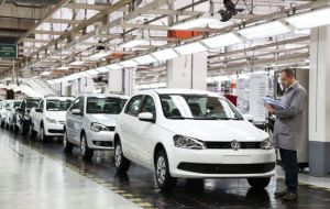 La empresa Volkswagen dijo que en los dos últimos años Brasil vive un “escenario de retracción de la industria automovilística” 