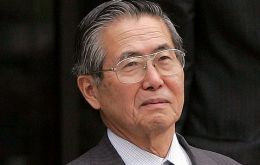 Se acusa a Fujimori de desviar 40 millones de dólares para comprar la línea editorial de los diarios “chicha” y apoyaran su campaña electoral del 2000