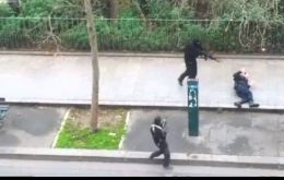 Momento en que el policía judicial francés musulmán es rematado por los terroristas 