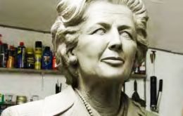 El busto de la primer ministra esculpido por un artista local emplazado sobre Thatcher Drive