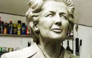 El busto de la primer ministra esculpido por un artista local emplazado sobre Thatcher Drive