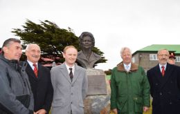Mark Thatcher, a la derecha de la estatua, junto a varios legisladores de las Falklands luego del descubrimiento