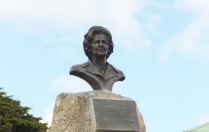 El bronce está sobre un pedestal de piedra mirando hacia el mar y fue justamente inaugurado en el Día de Margaret Thatcher, 10 de enero 