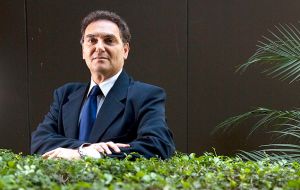 Adalberto Elek Junior anteriormente fue director de la productora de pulpa  Fibria Celulose, de telecomunicaciones NET y de AT&T en Brasil y América Latina