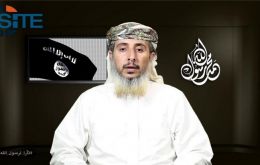 “Unos héroes han sido reclutados y han actuado”, declaró en el vídeo uno de los dirigentes de Al Qaeda en la Península Arábiga (AQPA), Naser Ben Ali al Ansi.