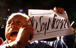 Los manifestantes portaban pancartas y carteles con consignas como “Yo soy Nisman”, “Justicia por Nisman” o “Todos somos Nisman” (Foto Reuters)