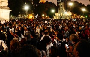 Junto a los cacerolazos, las bocinas y los aplausos, los porteños gritaron consignas contra el Gobierno y la presidenta argentina, Cristina Fernández