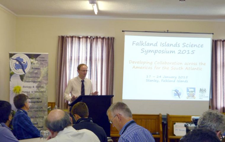 Los científicos participando de la ronda de conferencias y discusiones en el Simposio de Ciencias de las Falklands 