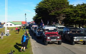 La larga caravana de vehículos converge en Victory Green con banderas en un día que se prestó para la celebración