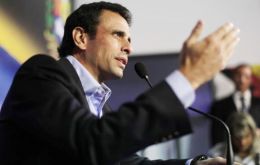 Capriles dijo que al unir dos categorías del sistema de cambios múltiples: el de 12 Bolívares por dólar con el de 50 Bolívares, de hecho se devaluó la moneda 