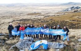 -Tim Miller recordó que se trata de una bandera de un país que tiene aspiraciones sobre las Falklands, “de la misma forma que lo hizo hace 33 años”