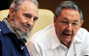 Fidel es un árbol muy grande que le da sombra a todos. Y Raúl el árbol que está ahí al lado de él...Y cuando él no esté (por Fidel), pasará a darles sombra a todos”.