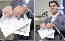 Capitanich rompió dos páginas de Clarín, en rueda de prensa tras denunciar que la Justicia desmintió una noticia del diario relativa a Cristina Fernández