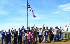 En el correr de la semana se realizó el izamiento de una bandera ceremonial en la propia isla Saunders  