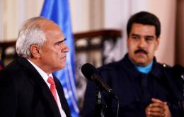 “Pueden existir condiciones para reactivar la tarea en la búsqueda de unos acuerdos políticos”, señaló Samper tras reunirse con Maduro