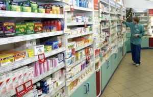 En el caso de elaboración de medicamentos la autorización debe ser otorgada por el Ministerio de Salud Pública y serán vendidos en las farmacias.