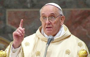 El papa lamentó que no sea noticia el hecho de que muera un anciano “congelado por vivir en la calle”, pero sí diferentes cuestiones financieras.
