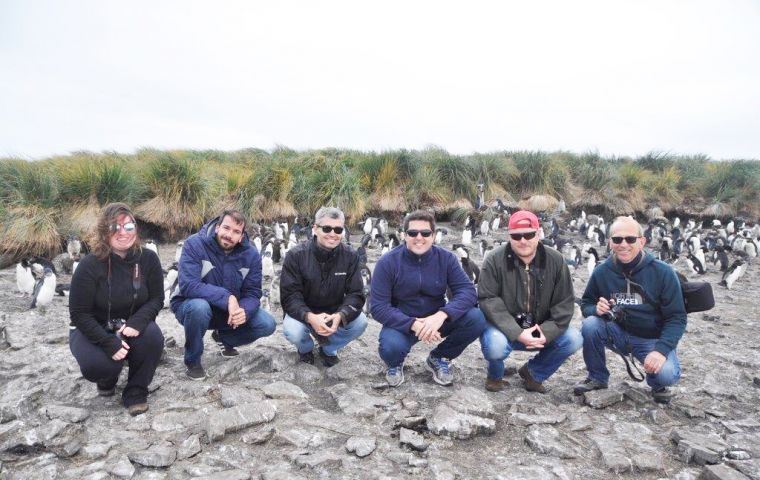 El grupo de visita en  la Isla Bleaker rodeado de pinguinos Rockhopper 