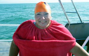 Jackie Cobell a sus 60 años y tras haber nadado los 40 kilómetros del Canal de la Mancha en 30 horas, es el ejemplo de que se pueden “romper límites”