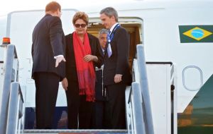 Rousseff viajó a Sao Paulo específicamente para los exámenes médicos de rutina pero aprovechó su desplazamiento para reuniones políticas.