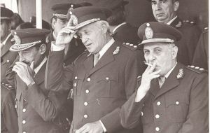 Un efecto colateral de la guerra de las Malvinas en 1982 fue el fin del régimen de facto que gobernó Argentina desde 1976. 
