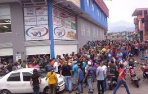 Las colas en los supermercados y bodegas para adquirir productos se ha transformado en una postal cotidiana en Venezuela 