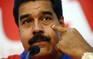 Maduro ha atribuido el salto de los precios a un plan desestabilizador de empresarios y políticos de derecha, afirmando que hay una “inflación inducida” 