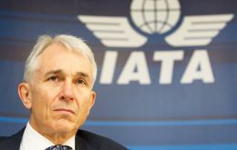 ”Tienen 3.600 millones de dólares de su dinero atascados en el país y no se les permite sacarlos”, afirmó Tony Tyler, director general de IATA