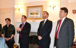 Fiona Clouder junto al gobernador Colin Roberts y Alex Ellis and Lyster-Binns durante la recepción ofrecida en Casa de Gobierno, Stanley