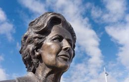 El busto de Margaret Thatcher a quien los Isleños adoran y veneran como la artífice de su liberación de la ocupación argentina 