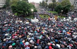 Bajo una intensa lluvia, una marea de paraguas cubría a la multitud en los alrededores del Congreso de Buenos Aires