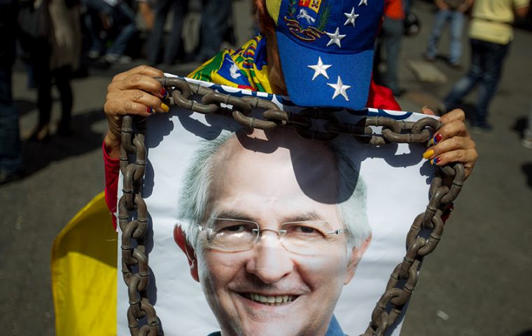 “Hoy la gente en la calle lo pide a gritos y es el mensaje que manda Antonio: ¡Renuncia Maduro!”, escribió la mujer de Ledezma.