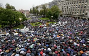 La cifra de 400.000 personas es “patéticamente absurda y políticamente armada” con el respaldo de “grandes medios (de comunicación) y grupos económicos” .