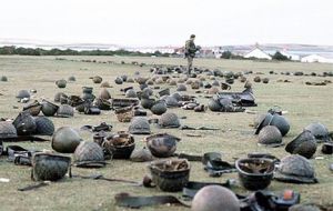 Los argentinos en Goose Green se rindieron dejando sus armamentos y cascos: 400 soldados ingleses ha¬bían derrotado y tomado prisioneros a 1.200 argen¬tinos