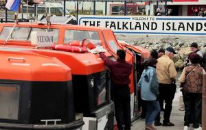 Seguiremos dándole la bienvenida a todos los visitantes a las Falklands para que puedan ver los éxitos que hemos alcanzado y altos niveles de vida y sociales