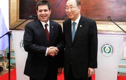 “Paraguay disfruta de un mejor acceso a la educación y salud, más familias tienen acceso a agua potable y sanitación”, dijo Ban Ki-moon junto a Cartes 