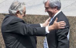 Vázquez y Mujica se abrazan efusivamente luego que este le colocara la banda presidencial